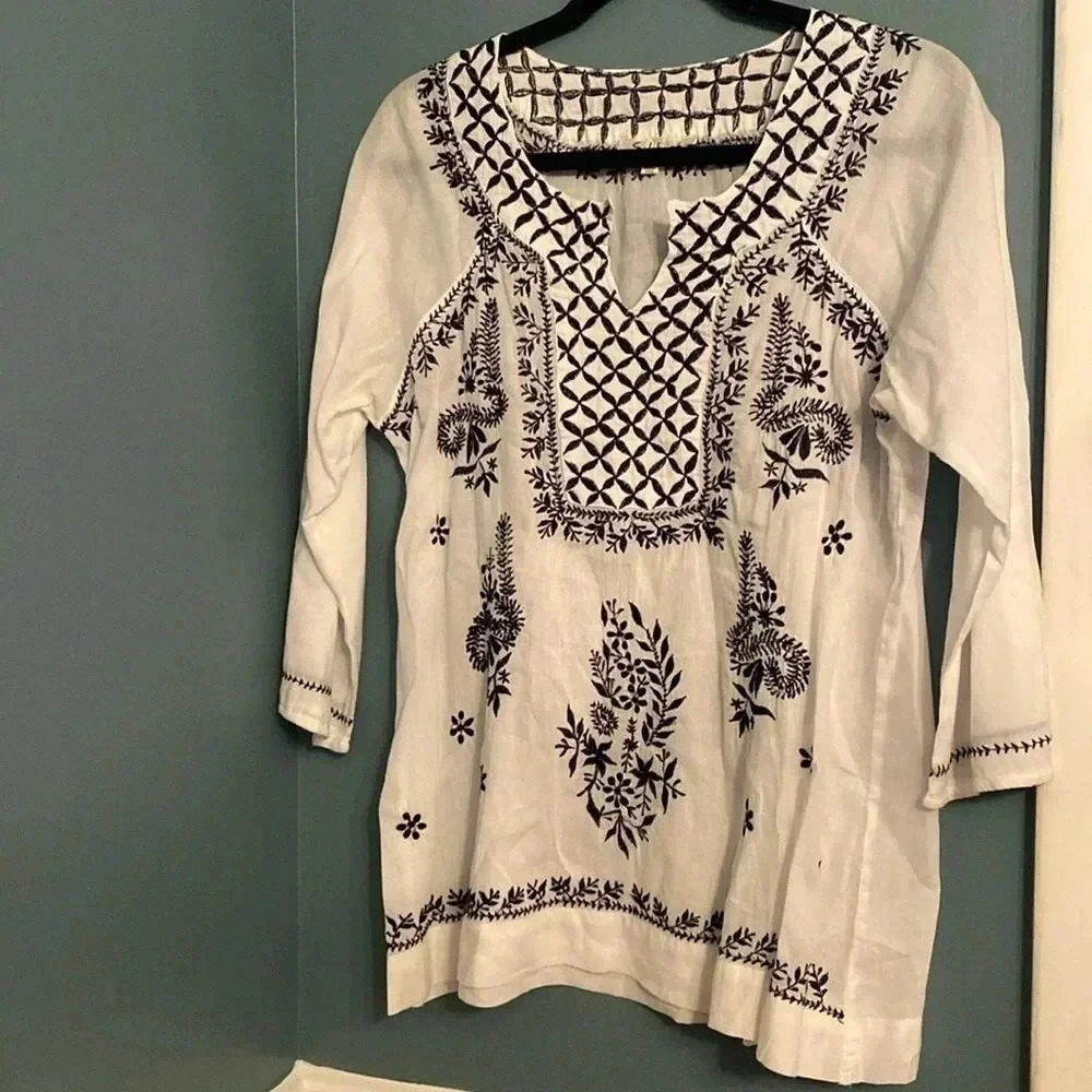 Solitaire women’s blouses - large - white cotton top embroidered navy blue
